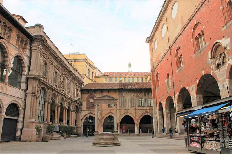Piazza-Dei-Mercanti