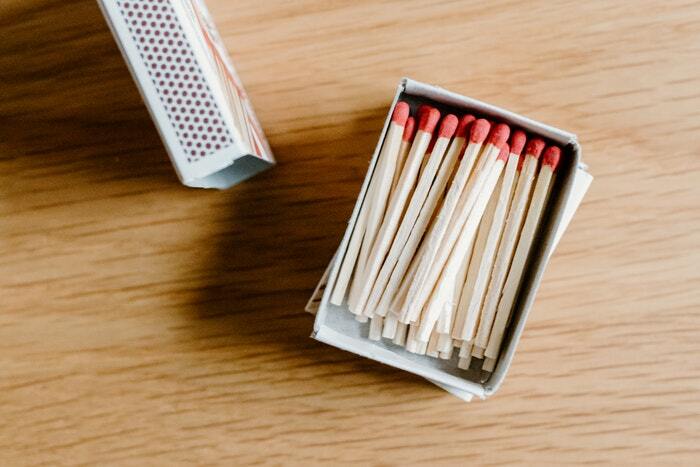 Pack-of-Matches-or-lighter
