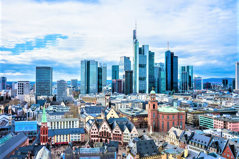 Mainkai-Promenade-in-Frankfurt